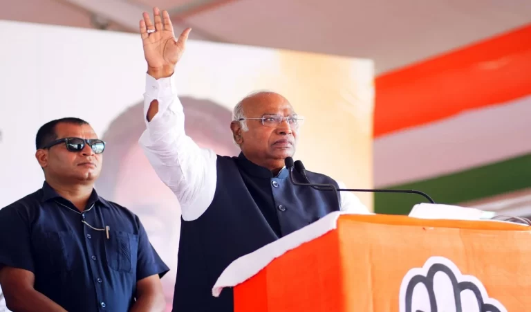 'मोदी को तो बिना सड़कों पर आंदोलन किए मिला OBC वर्ग का दर्जा', राहुल के बाद खरगे का PM पर निशाना