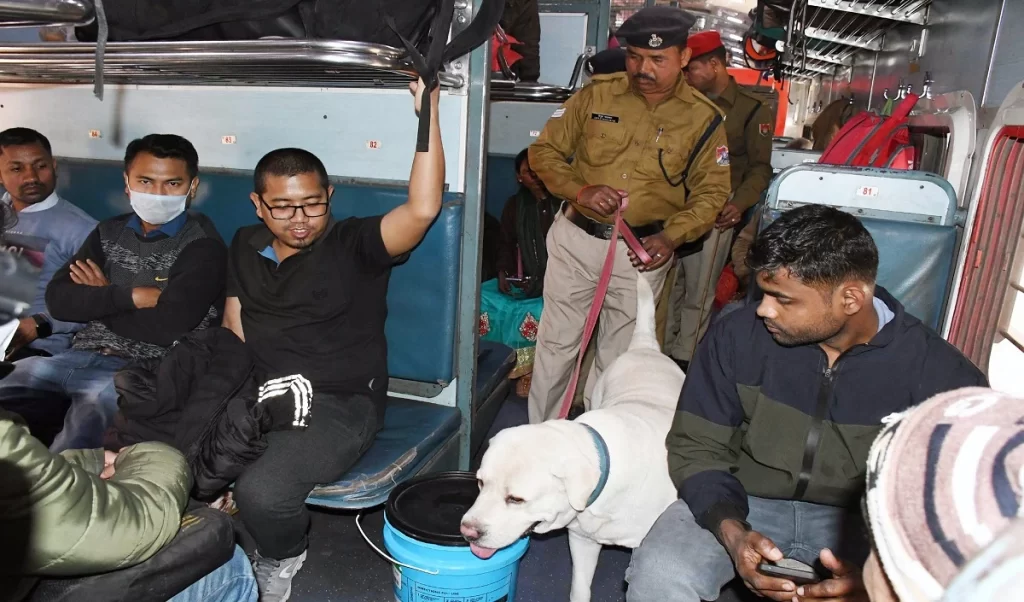 ट्रेन के महिला डिब्बों में यात्रा करने पर 5 वर्षों में तीन लाख से ज्यादा पुरुष गिरफ्तार, एक RTI तहत खुलासा